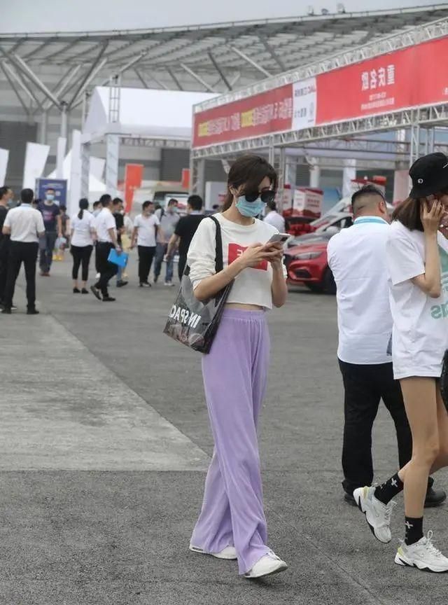 ag真人平台官方小姐姐身着短裙裙子的版型设计给人一种很有气质的精致感觉(图3)