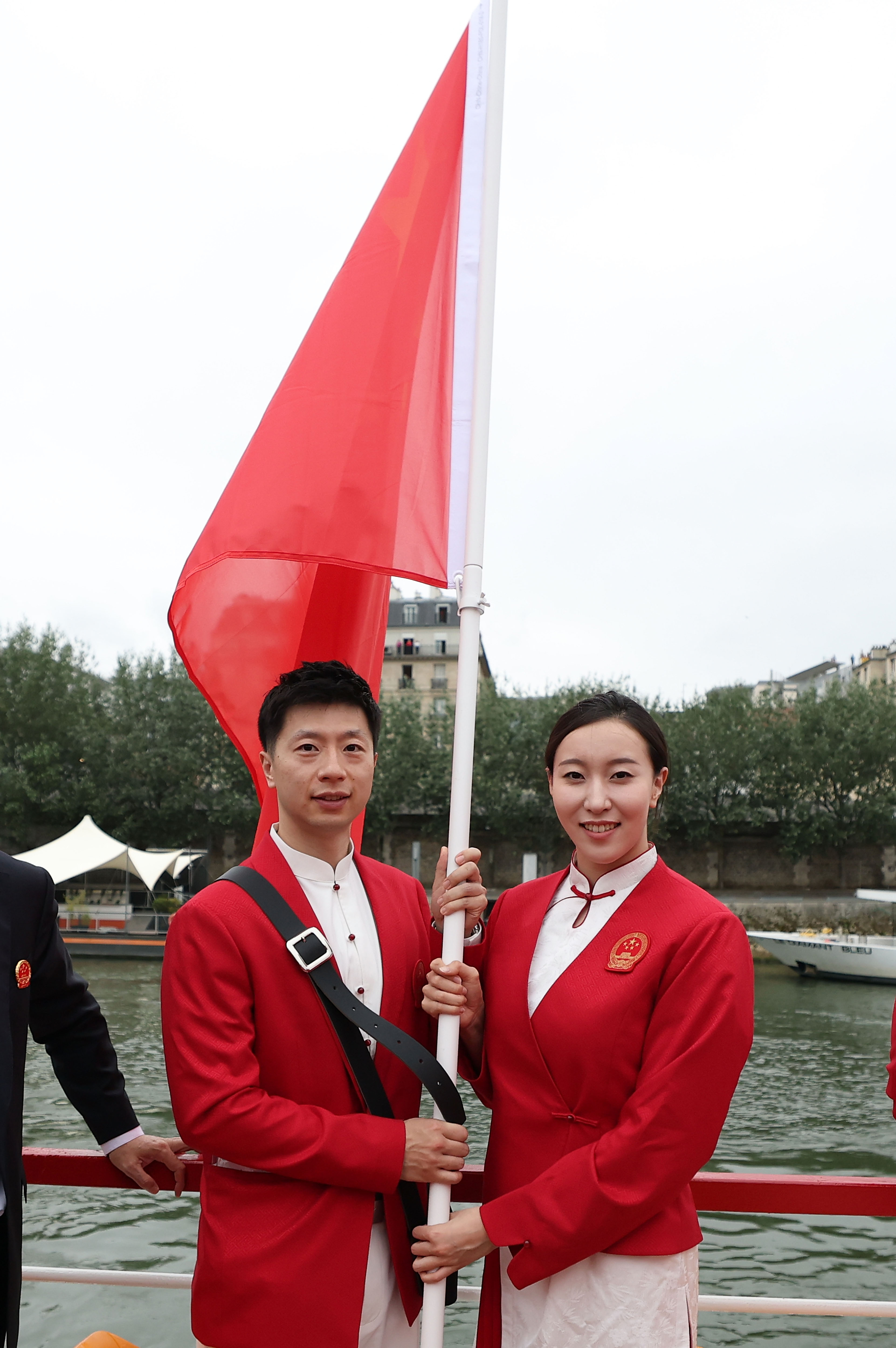 ag真人国际巴黎奥运会开幕式也是“时装秀”代表团礼服谁家最抢眼？