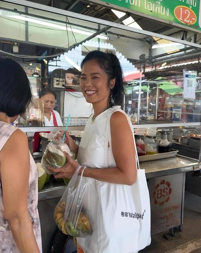 ag真人平台官方韦唯晒泰国度假照素颜皮肤黑但紧致60岁身材纤细像30岁的人！(图2)