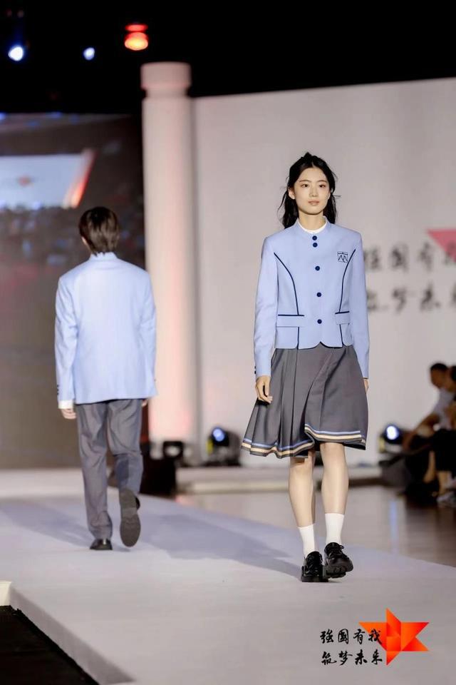 ag真人国际北京服装学院出品 海淀区展出百余套校服设计(图2)